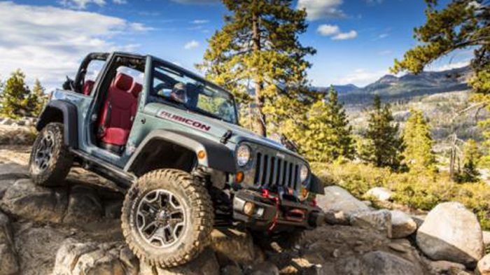 Το επετειακό Wrangler έχει αυξημένη απόσταση από το έδαφος και 17-ιντσών ζάντες αλουμινίου, ενώ «φοράει» κόκκινα δερμάτινα καθίσματα για την περίσταση